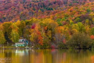 Autumn-foliage-and-reflection-in-Vermont-Elmore-state-park
