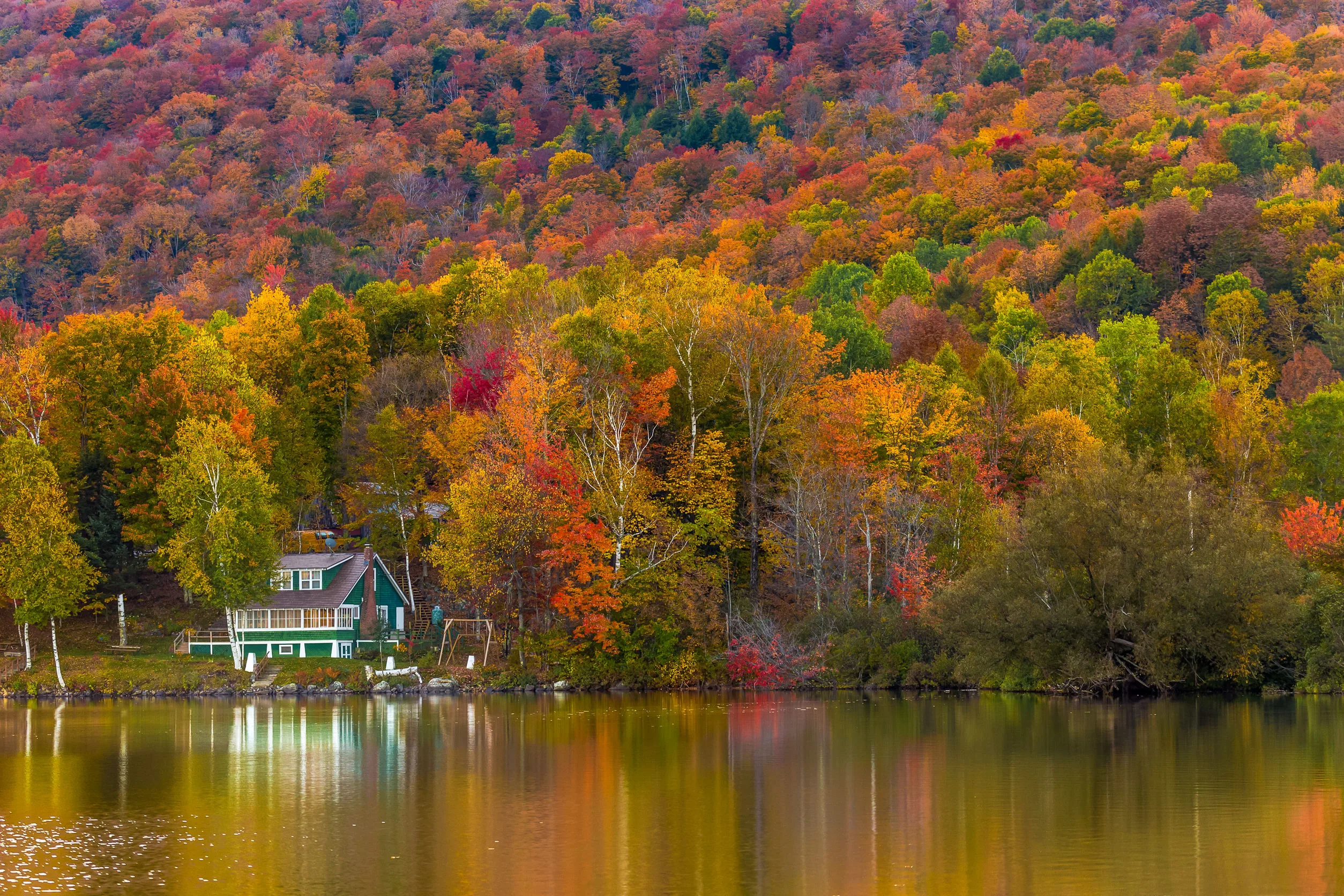Autumn-foliage-and-reflection-in-Vermont-Elmore-state-park