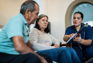 A coyple of seniors having an home visit form a Doctor
